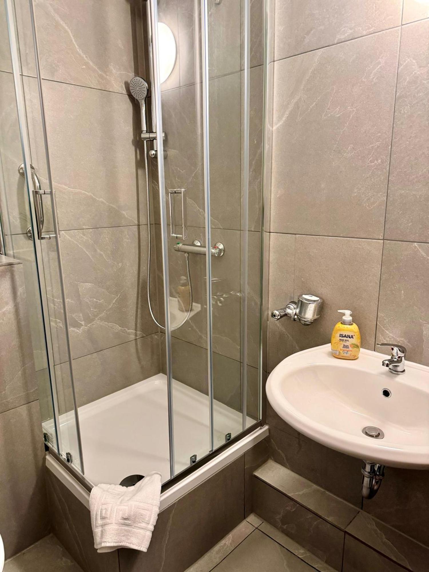 Monteurwohnungen Naehe Holsten Galerie Apartment *